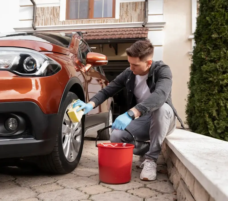 Lavage auto à domicile Fendeille : professionnel intervenant sur un véhicule